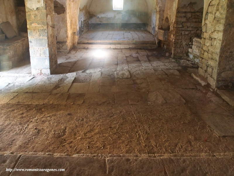 PISO DEL TEMPLO DESDE  LA CABECERA